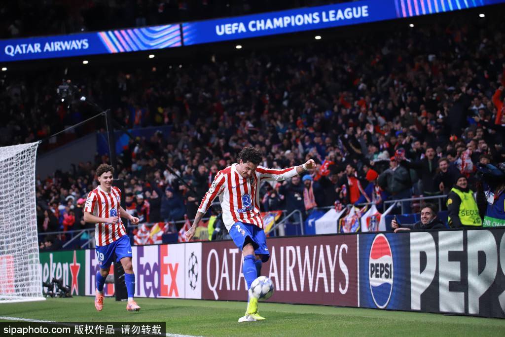 奇异果体育-马德里竞技中场意外伤退，球队情况堪忧(马德里竞技队员名单最新)